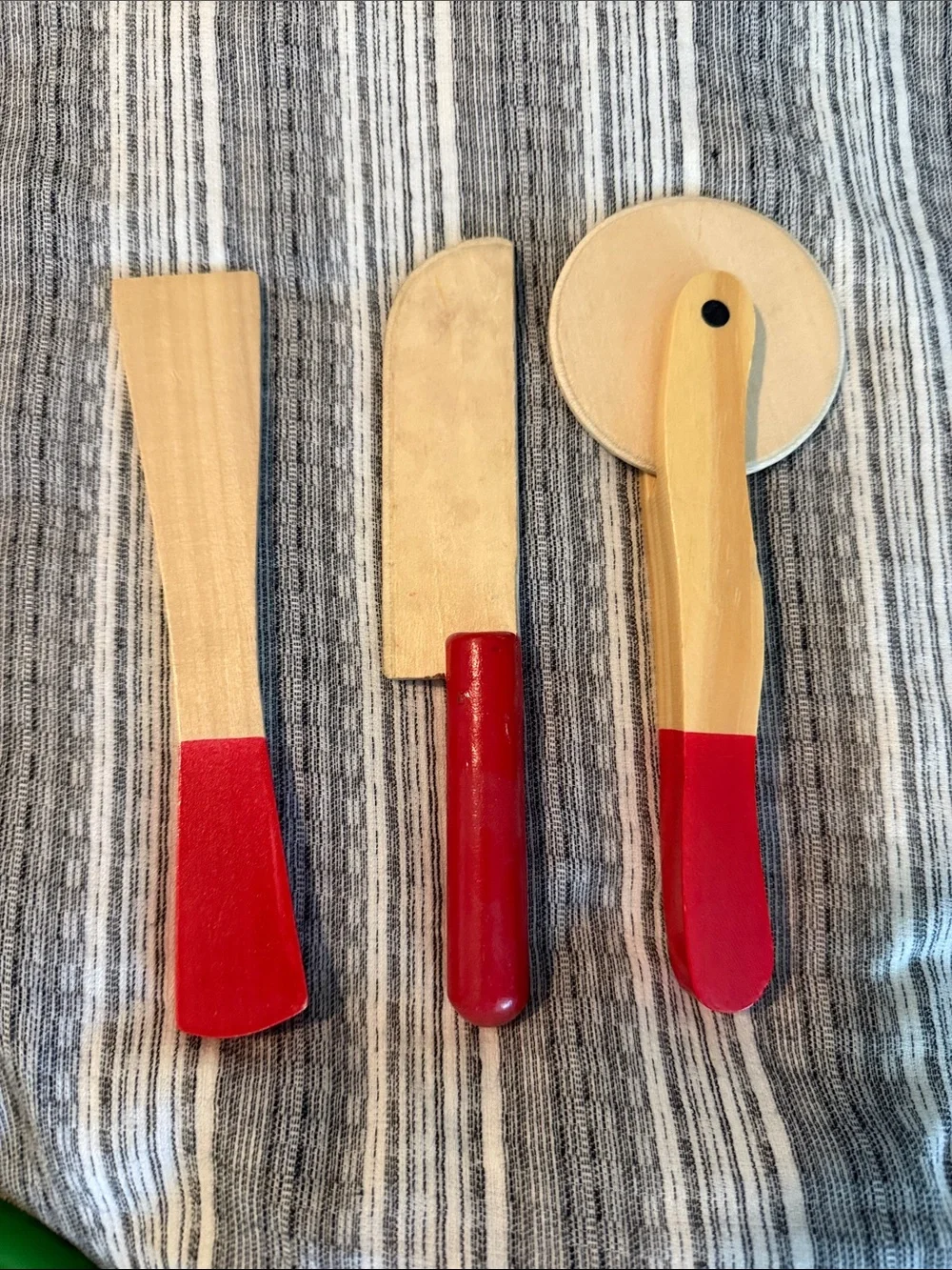 Melissa & Doug Wooden Pizza Party Play Set with Red and Green Accents